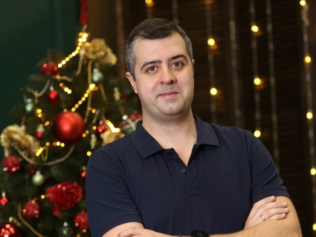تصویر یکی از مشتریان راضی در حال لبخند زدن